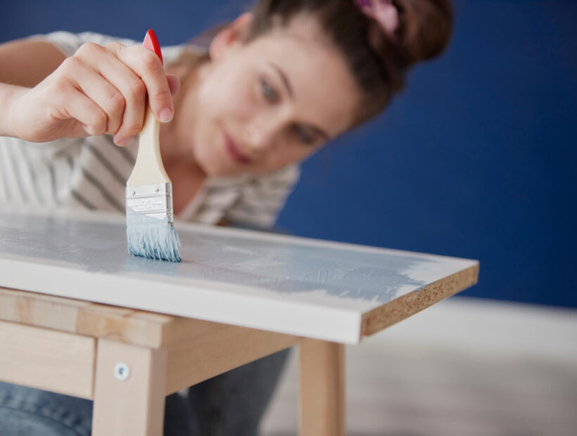 Najlepsza farba do malowania mebli z okleiny – lista 10 TOP produktów