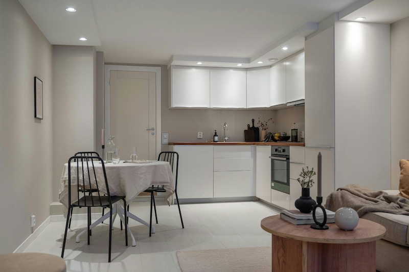 salon z aneksem kuchennym 22m2 w układzie litery L