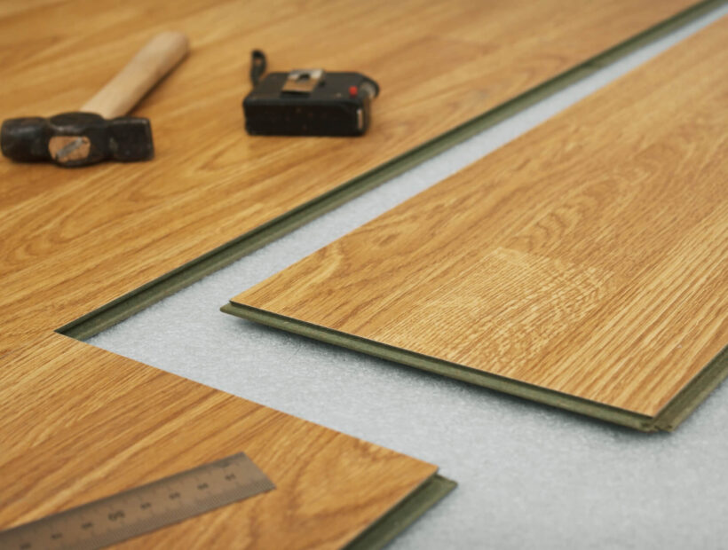 Układanie paneli – cena. Sprawdź, ile zapłacisz w 2025 roku