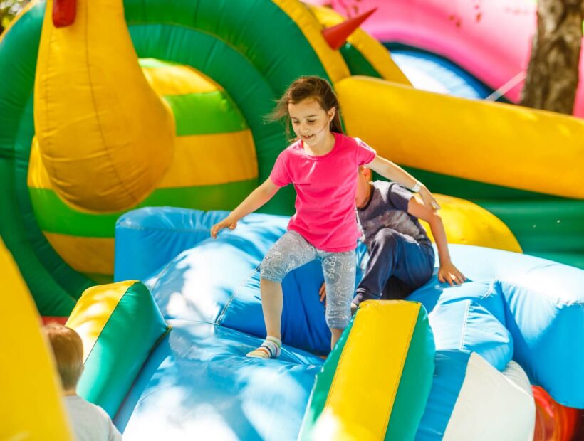 Ile kosztuje wypożyczenie dmuchańca? Cennik i wskazówki