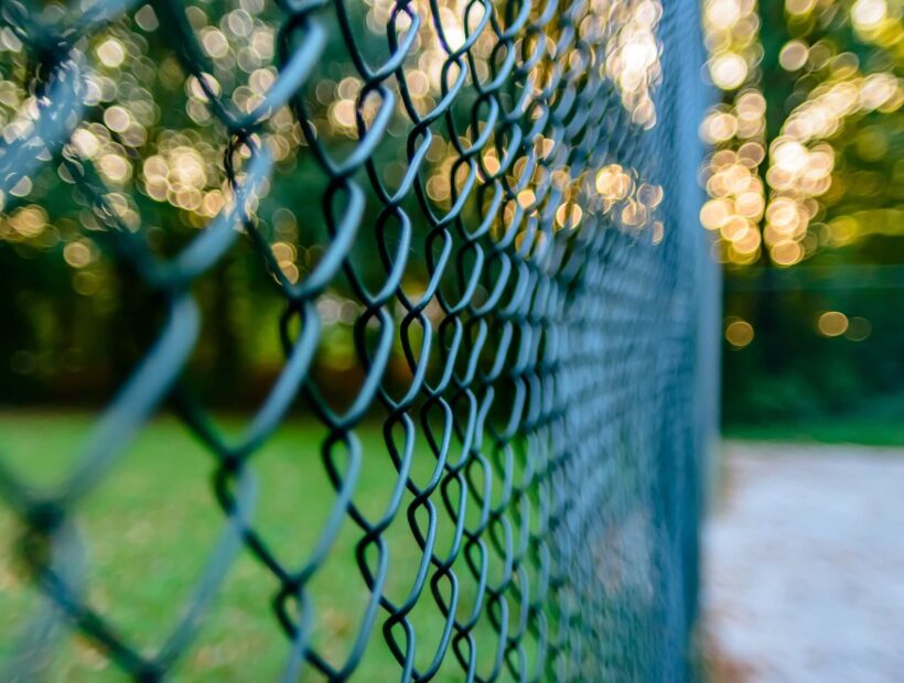 Jak zrobić ogrodzenie z siatki wokół działki? Poradnik