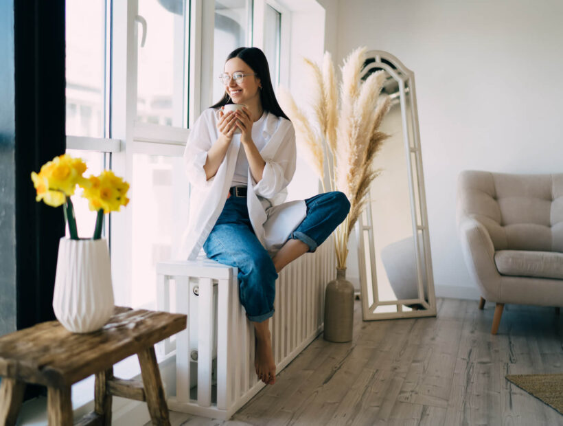 Jak zasłonić kaloryfer pod oknem? Pomysły i porady