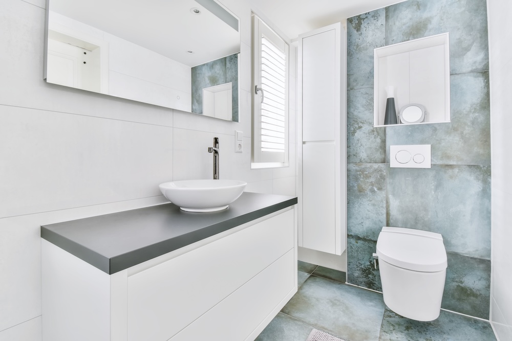 łazienka 4m2 z dużymi płytkami w odcieniach bieli i szarości 